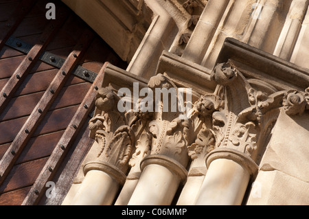 Reich verzierte Steinbildhauen rund um den Eingang zu der Millgate Gebäude Chethams School of Music, Manchester. Stockfoto