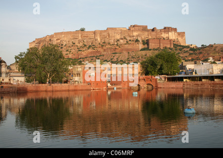 Mehrangarh Fort über vielbereiste Stadt, Rajasthan, Indien Stockfoto