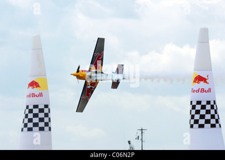 Ein Flugzeug fliegt zwischen die Marker leuchten während der London Red BUll Air Race im Jahr 2007. Stockfoto