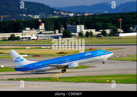 Boeing 737-400 von KLM beim Abflug, Flughafen Zürich, Schweiz, Europa Stockfoto