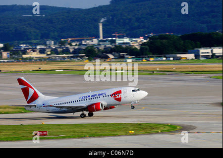 Boeing 737-500 von Czech Airlines beim Abflug, Flughafen Zürich, Schweiz, Europa Stockfoto