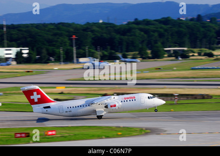 Avro RJ100 der Jet aus der Schweiz beim Abflug, Flughafen Zürich, Schweiz, Europa Stockfoto