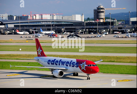 Airbus 320 von Edelweiss Air am Flughafen Zürich, Schweiz, Europa Stockfoto