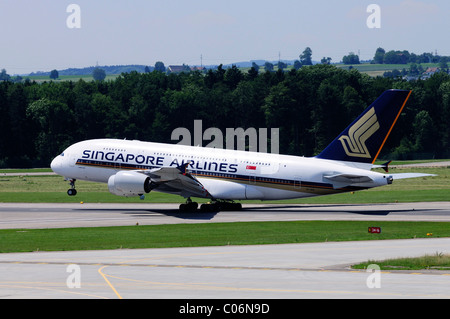 Airbus A380 von Singapore Airlines bei Abflug Flughafen Zürich, Schweiz, Europa Stockfoto