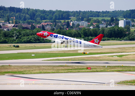 Airbus 320 von Edelweiss Air ausziehen, Flughafen Kloten, Schweiz, Europa Stockfoto