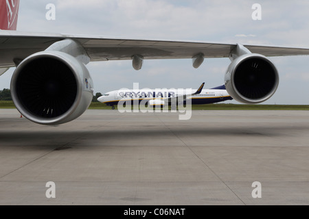 Eine Boeing 737 800 der die irische Billigfluggesellschaft Ryanair vorbei an einer Boeing 747 Cargo Maschine, Flughafen Frankfurt-Hahn Flughafen Stockfoto