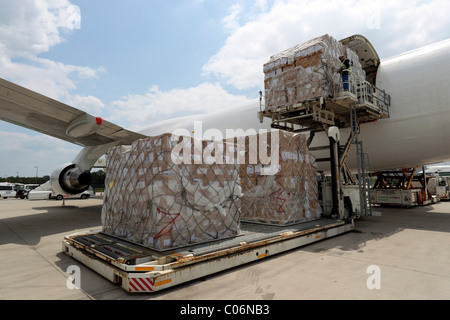 Handhabung der Ladung im Laderaum des Flughafen Flughafen Frankfurt-Hahn, Lautzenhausen, Rheinland-Pfalz Stockfoto