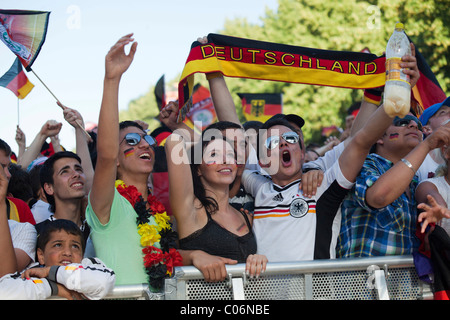 Fans jubeln bei acht Endspiel der Fußball-Weltmeisterschaft 2010 auf der Berliner Fan-Meile, Berlin, Deutschland, Europa Stockfoto