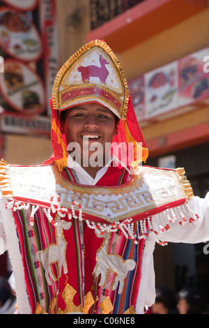 Ein Porträt von einem peruanischen Mann in Tracht während der Feierlichkeiten für Puno Week 2010 Stockfoto