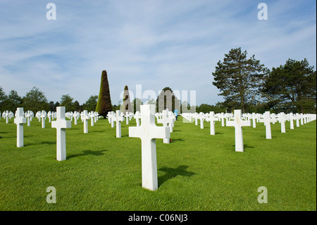 Kreuze, gemacht von Marmor, amerikanischen Soldatenfriedhof am Omaha Beach in der Nähe von Colleville-Sur-Mer, Normandie, Frankreich, Europa Stockfoto