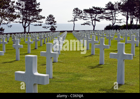 Kreuze, gemacht von Marmor, amerikanischen Soldatenfriedhof am Omaha Beach in der Nähe von Colleville-Sur-Mer, Normandie, Frankreich, Europa Stockfoto