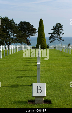 Kreuze, gemacht von Marmor, amerikanischen Soldatenfriedhof am Omaha Beach in der Nähe von Colleville-Sur-Mer, Normandie, Frankreich, Europa Stockfoto