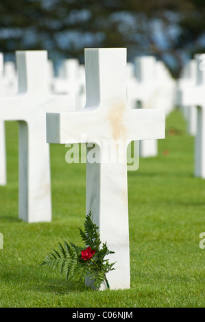 Kreuze, gemacht von Marmor, amerikanischen Soldatenfriedhof am Omaha Beach in der Nähe von Colleville-Sur-Mer, Normandie, Frankreich, Europa Stockfoto