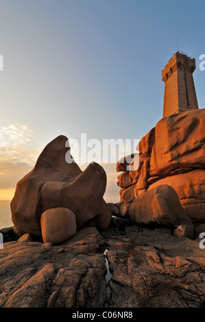 Die Pors Kamor Leuchtturm bei Sonnenuntergang entlang der Côte de Granit rose / rosa Granit Küste in Ploumanac'h, Bretagne, Frankreich Stockfoto