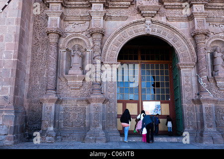 Die vorderen Stufen und die Fassade der Kathedrale in Puno, Peru Stockfoto
