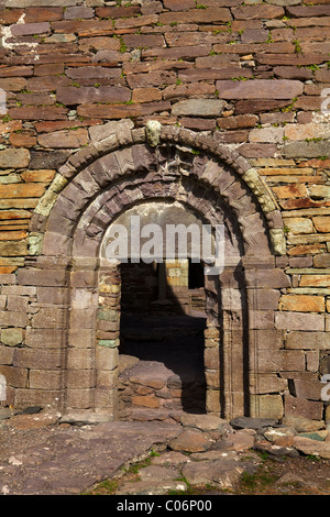 Das romanische Tor zum 12. Jahrhundert Kilmalkedar Kirche, in der Nähe von Ballyferriter, Halbinsel Dingle, County Kerry, Irland Stockfoto