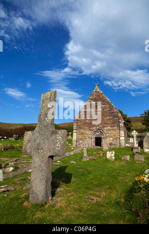 Steinkreuz, Kilmalkedar Kirche des 12. Jahrhunderts, in der Nähe von Ballyferriter, Halbinsel Dingle, County Kerry, Irland Stockfoto
