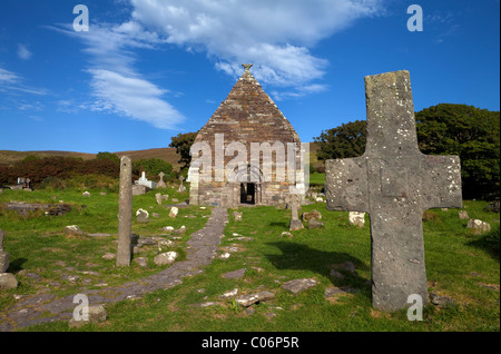 Gepiercte Ogham Stein, Kilmalkedar Kirche des 12. Jahrhunderts, in der Nähe von Ballyferriter, Halbinsel Dingle, County Kerry, Irland Stockfoto