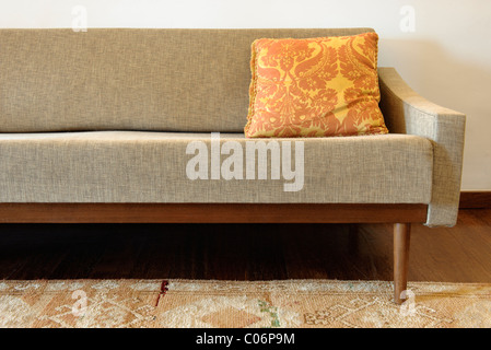 Modern Vintage Innenraum, Wohnzimmer, braunem Leder Sofa auf weiße