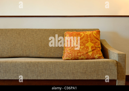 Frontalansicht des Vintage Sofa und Kissen Stockfoto