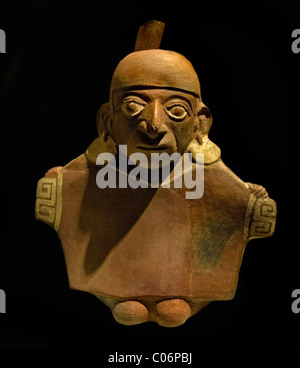 Mochica 100 700 AD Peru peruanischer Charakter in Hemden gekleidet Stockfoto