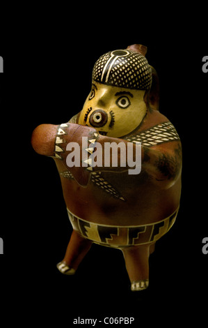 Präkolumbianisches Nazca-Keramikgefäß eines Fischers, der eine Panflöte (Antara) spielt, 100 v. Chr.-700 n. Chr., Museumskeramik Museo de América in Madrid, Spanien Stockfoto