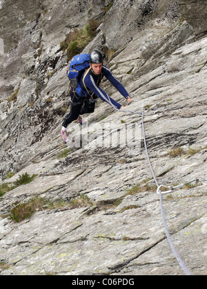 Ein Kletterer auf gerillt Arete, Tryfan, Snowdonia Stockfoto