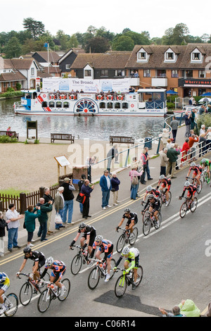 Anzeigen der Broads Tours' Vintage Broadsman wie "Tour of Britain" Fahrer Wroxham in Norfolk Brücke Stockfoto