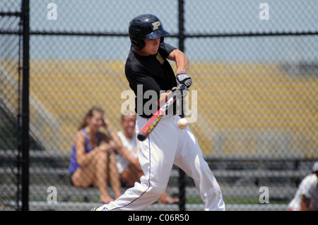 Teig macht Kontakt und Laufwerke in einem Lauf während der High School Baseball Spiel. USA. Stockfoto