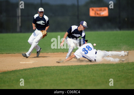 High School Baseball Spiel Runner Folien sicher zum zweiten base Stockfoto