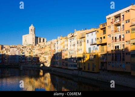 Blick flussabwärts von Ria Onyar vom Pont de Les Peixateries (Catedral in Ferne), Girona, Spanien, Herbst 2010 Stockfoto