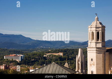 Blick von Norden in Richtung Kathedrale und Pyrenäen aus Stadt Wand Gehweg (Muralla), Girona, Spanien, Herbst 2010 Stockfoto