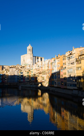 Blick flussabwärts von Ria Onyar vom Pont de Les Peixateries (Catedral in Ferne), Girona, Spanien, Herbst 2010 Stockfoto