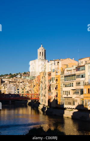 Blick flussabwärts von Ria Onyar von Pont de Pedra (Catedral in Ferne), Girona, Spanien, Herbst 2010 Stockfoto