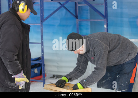 Teams von professionellen Eis, die Schnitzer zusammenarbeiten, um massive Eisskulpturen bauen basierend auf dem Thema "Yin und Yang" bei Winterlude. Stockfoto