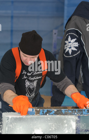 Teams von professionellen Eis, die Schnitzer zusammenarbeiten, um massive Eisskulpturen bauen basierend auf dem Thema "Yin und Yang" bei Winterlude. Stockfoto