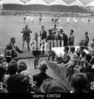 Billy Wrights letzten Spieltag August 8. 1959 Billy zum letzten Mal das Spielfeld verlässt. Stockfoto