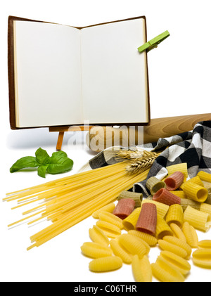 Rezeptbuch mit verschiedenen Pasta und Weizen mit einem Nudelholz und Tischdecke. Stockfoto