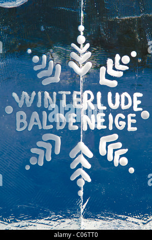 Das Winterlude Logo geschnitzt in einem Eisblock in Ottawa, Ontario. Stockfoto