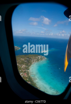 Blick durch die Fenster des Flugzeugs Stockfoto