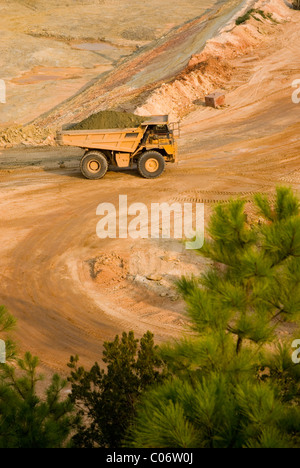 Eine sehr große Muldenkipper schleppen Schmutz aus einer Granit-Mine. Stockfoto