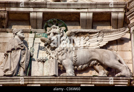 Saint Marks geflügelten Löwen venezianischen Symbol Fries Statuen Wundertätigkeit, Venedig Italien Stockfoto