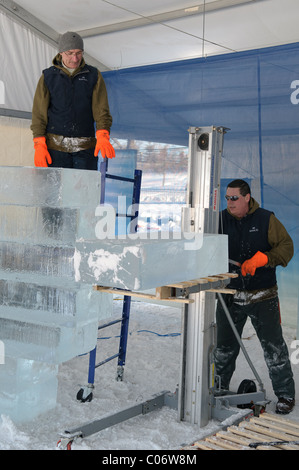 Teams von professionellen Eis, die Schnitzer zusammenarbeiten, um massive Eisskulpturen bauen basierend auf dem Thema "Yin und Yang" bei Winterlude. Stockfoto