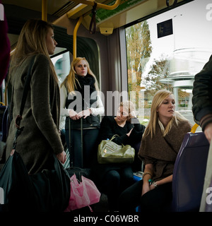 Frauen auf der Luas tram System in Dublin Irland. Stockfoto