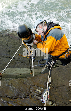 Seilzugangstechnik und Fernkamera Installationsarbeiten. Stockfoto