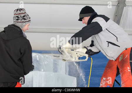 Teams von professionellen Eis, die Schnitzer zusammenarbeiten, um massive Eisskulpturen bauen basierend auf dem Thema "Yin und Yang" bei Winterlude. Stockfoto