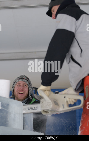 Teams von professionellen Eis, die Schnitzer zusammenarbeiten, um massive Eisskulpturen bauen basierend auf dem Thema "Yin und Yang" bei Winterlude. Stockfoto