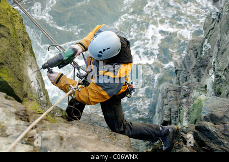 Seilzugangstechnik und Fernkamera Installationsarbeiten. Stockfoto