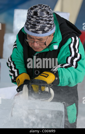 Teams von professionellen Eis, die Schnitzer zusammenarbeiten, um massive Eisskulpturen bauen basierend auf dem Thema "Yin und Yang" bei Winterlude. Stockfoto
