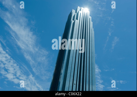 Die Williams Tower (ehemals Transco Tower) mit direktem Sonnenlicht reflektieren auf der Glasoberfläche in Houston, Texas, USA Stockfoto